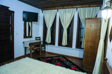 Фото номера Коттедж с 6 спальнями Дома для отпуска Leshtenski Rai Guest House г. Лештен 29