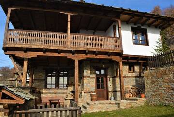 Фото номера Вилла с 3 спальнями Виллы UZUNOVI Guesthouses Leshten г. Лештен 9