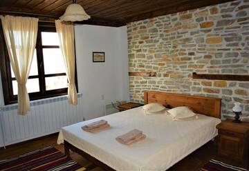 Фото номера Вилла с 3 спальнями Виллы UZUNOVI Guesthouses Leshten г. Лештен 12