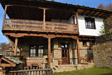 Фото номера Вилла с 3 спальнями Виллы UZUNOVI Guesthouses Leshten г. Лештен 7