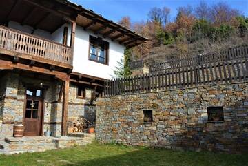 Фото номера Вилла с 3 спальнями Виллы UZUNOVI Guesthouses Leshten г. Лештен 13